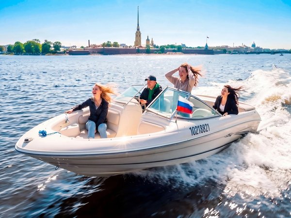 По центральным каналам Санкт-Петербурга — на стильном катере