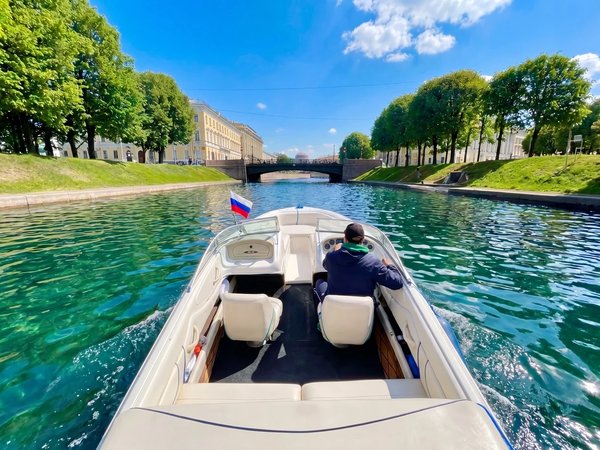По центральным каналам Санкт-Петербурга — на стильном катере - фото 2