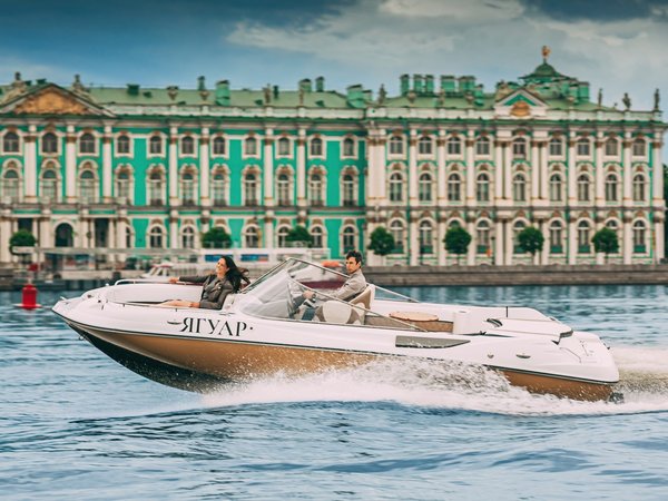 По Санкт-Петербургу на катере с капитаном-гидом