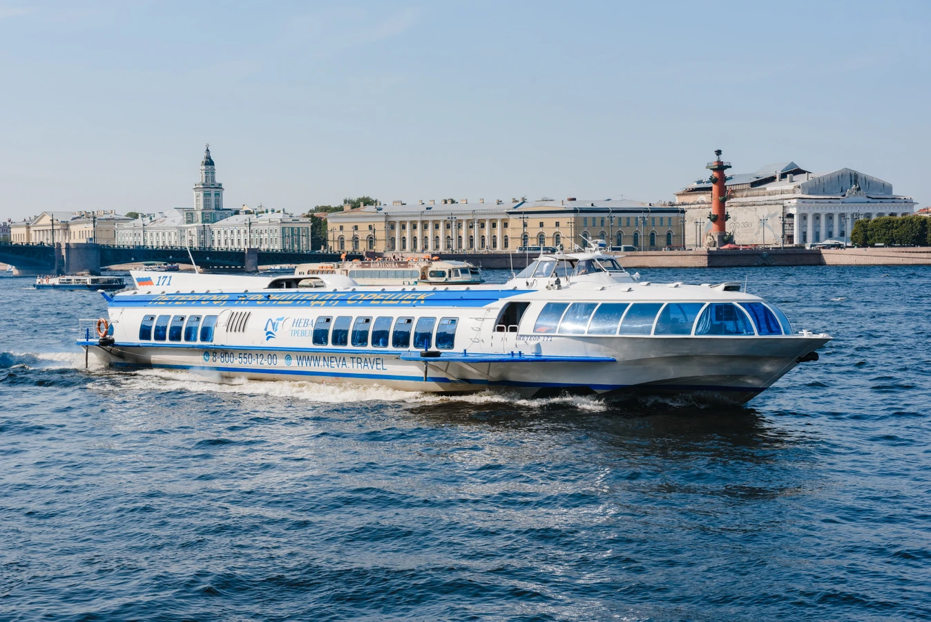 Мегатур 2 в 1: в Кронштадт и Петергоф по воде на скоростных судах
