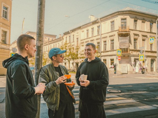 Утренняя прогулка в Петербурге — кофе, двери, дома и атмосфера