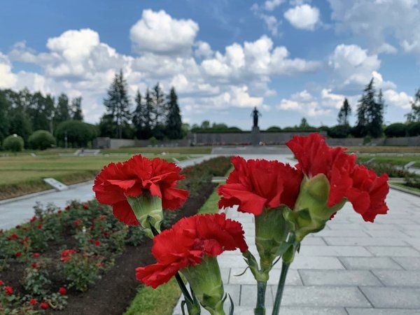 Пискарёвское кладбище: никто не забыт, ничто не забыто!