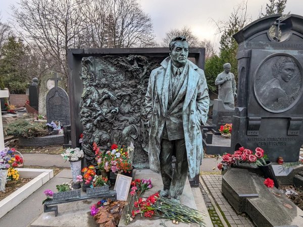 Новодевичье кладбище: легендарные имена в отражении истории - фото 4