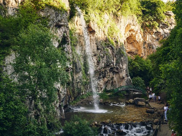 Символы Кисловодска: Медовые водопады, гора Кольцо, Замок коварства и любви - фото 1