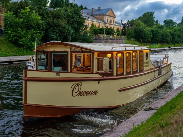 Имперский Петербург: прогулка на катере в стиле 19 века - фото 1