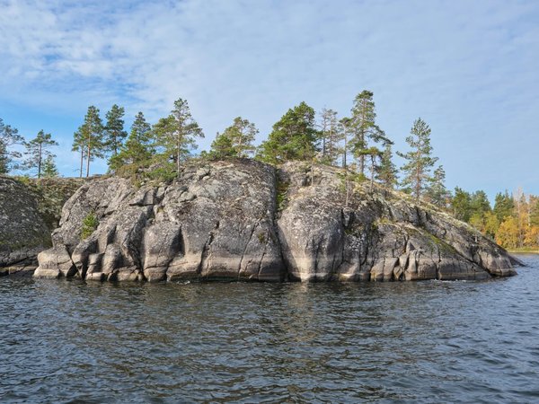 Ладожские шхеры, залив Сумерианлахти и пещера: прогулка на лодке - фото 1