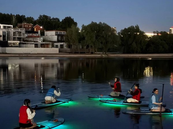 На прозрачных сапах с подсветкой — по ночной Казани - фото 2