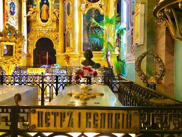 Под сенью золотого шпиля: экскурсия по Петропавловской крепости