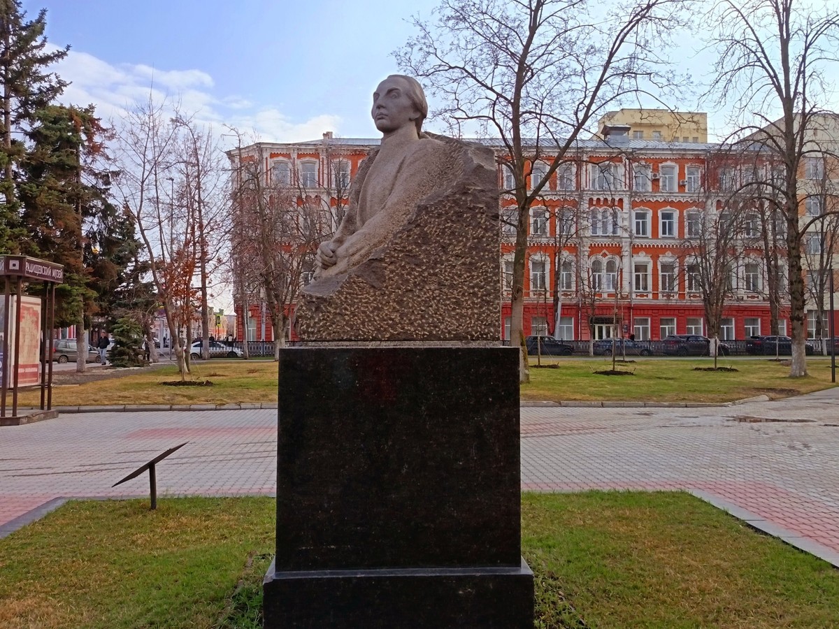История Саратова в лицах, зданиях и газетных заметках
