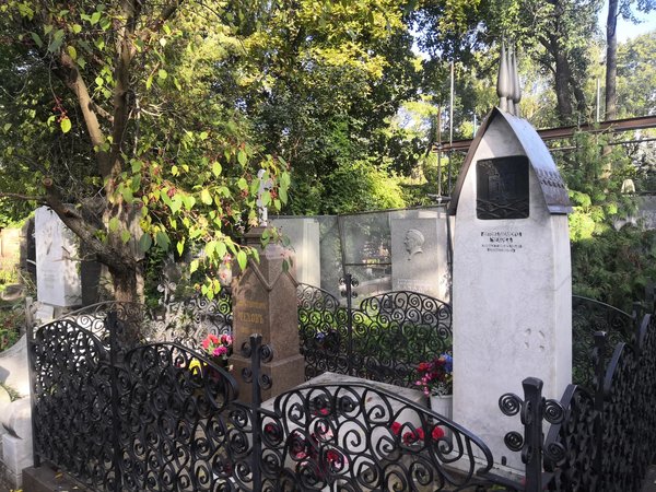 Новодевичье кладбище и его главные скульптуры - фото 2
