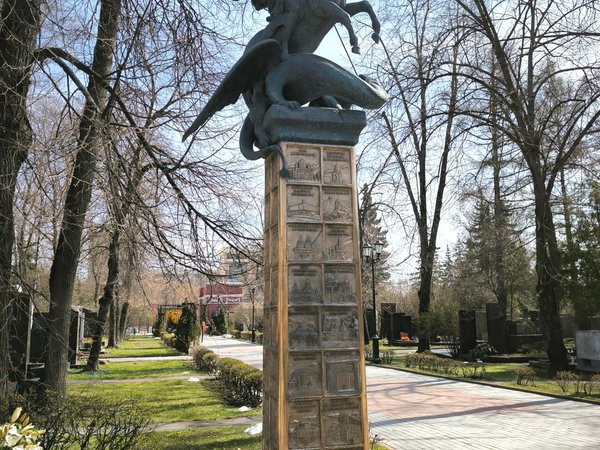 Новодевичье кладбище и его главные скульптуры - фото 4