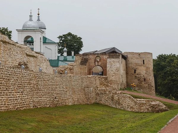 Старый Изборск и Псково-Печерский монастырь: путешествие к истокам Руси - фото 2