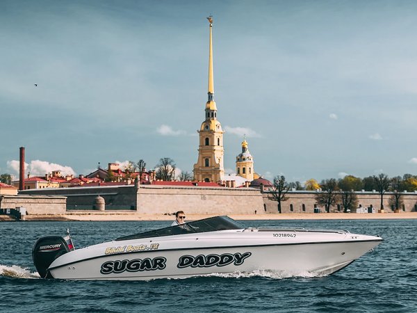 Индивидуальная прогулка на катере по рекам и каналам Санкт-Петербурга - фото 1