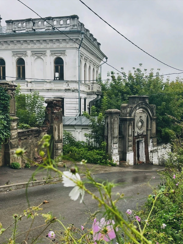 Монополисты, монахи и царицы: район Гребешок и улица Черниговская