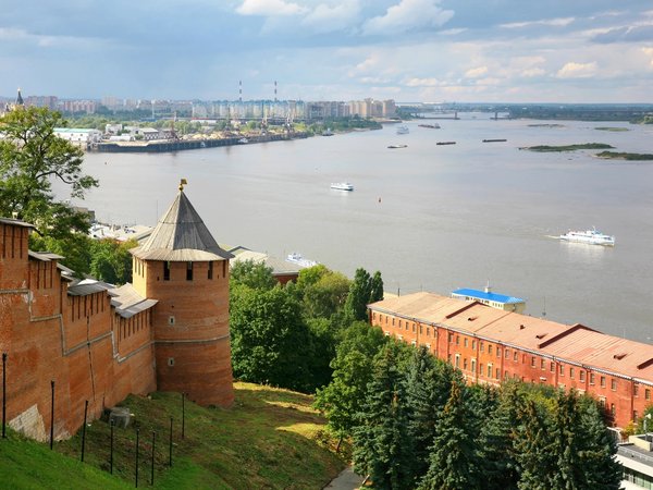 Нижний Новгород с воды — на тихоходном катамаране (по выходным)