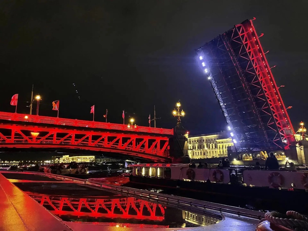 На теплоходе к разводным мостам Петербурга!