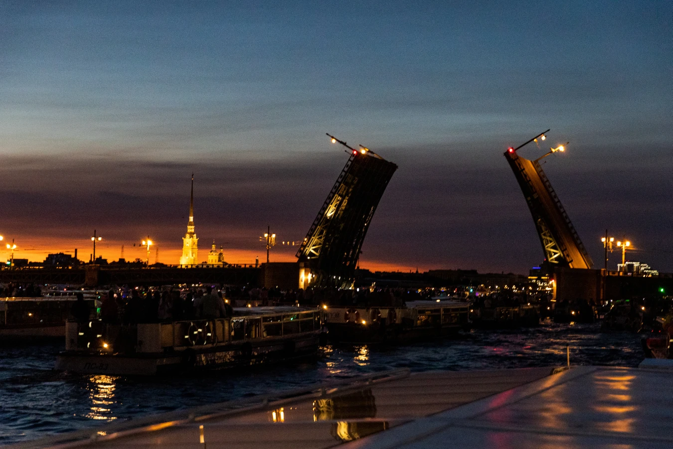На теплоходе к разводным мостам Петербурга!