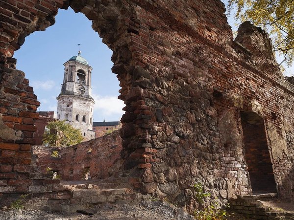 Выборг: от развалин монастырей к величию королевского Замка - фото 1