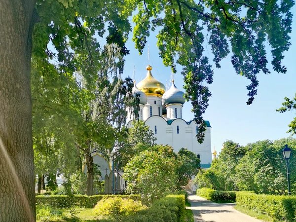 Новодевичий монастырь: прогулка сквозь века
