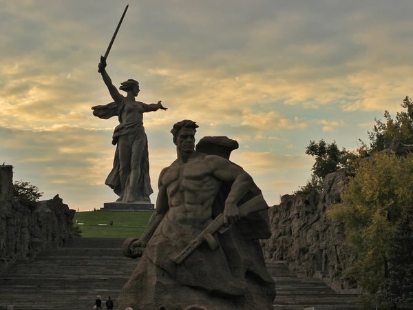 Мамаев курган на закате, на рассвете или ночью - фото 4