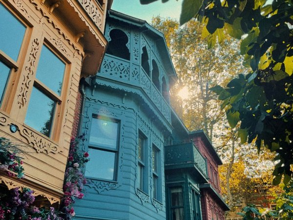 Красочный Стамбул: прогулка по «сериальным» районам Балат и Кузгунджук - фото 1