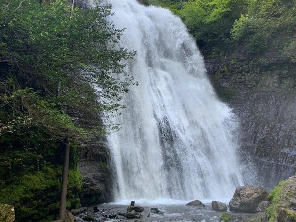 К водопадам и заброшенным городам из Сухума