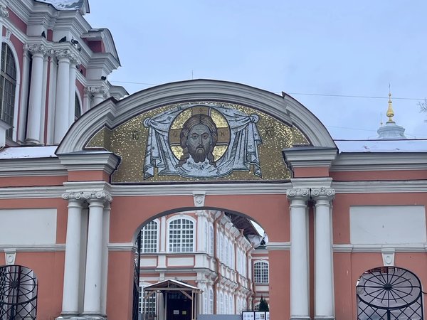Александро-Невская лавра и Смольный собор — архитектурные жемчужины Петербурга - фото 2