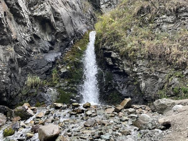 Водопад Аюсай и горячие источники — из Алматы в мини-группе