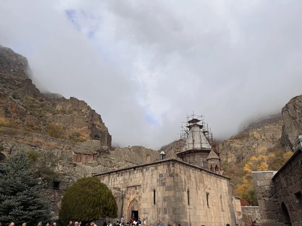 Трансфер из Еревана к Гарни, Симфонии камней, Гегарду и озеру Севан - фото 3
