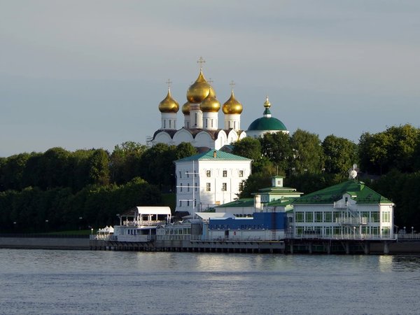 Волга — сердце Ярославля: экскурсионный рейс на электрокатамаране по будням - фото 4