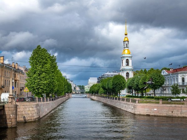 Петербург — как витрина Империи: масштаб площадей и роскошь дворцов от Петра до Путина