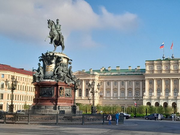 Петербург — как витрина Империи: масштаб площадей и придворных интриг от Петра до Путина