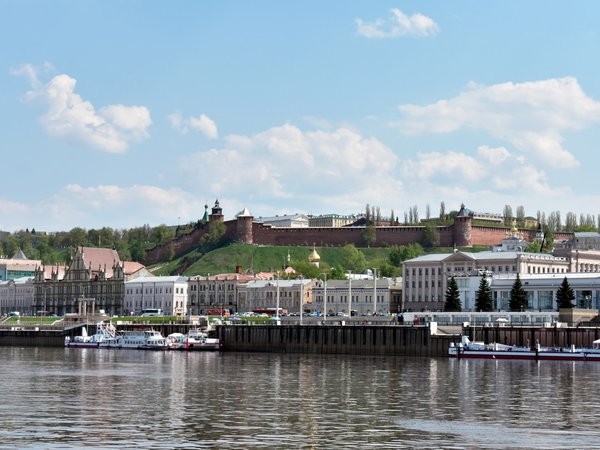 Царственно поставленный город: водная прогулка с гидом (по выходным)