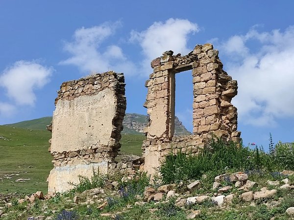 Плато динозавров, ущелье Хасаут и древний аул-призрак — из Кисловодска - фото 3