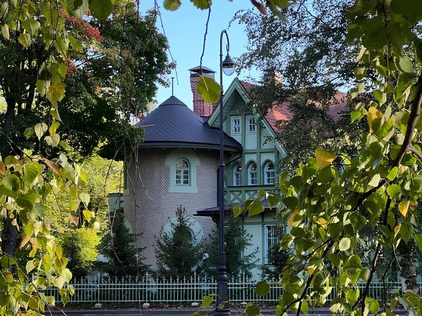 Каменный — остров сокровищ: прогулка по элитному дачному предместью