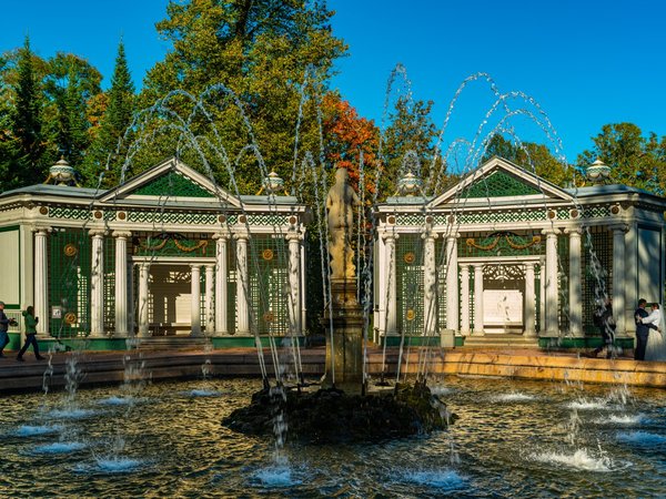 В Петергоф — к фонтанам, роскоши и собору