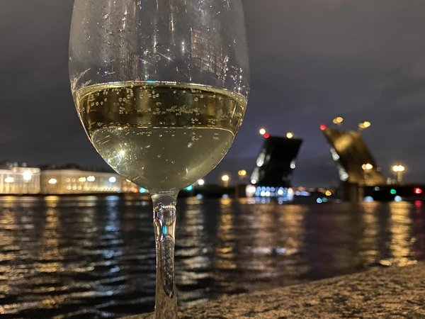 Петербургская ночь: развод мостов и тайные бары на «мини купере»