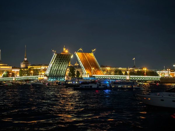 Балет металла и света: ночной круиз по Неве — с разводом мостов - фото 2
