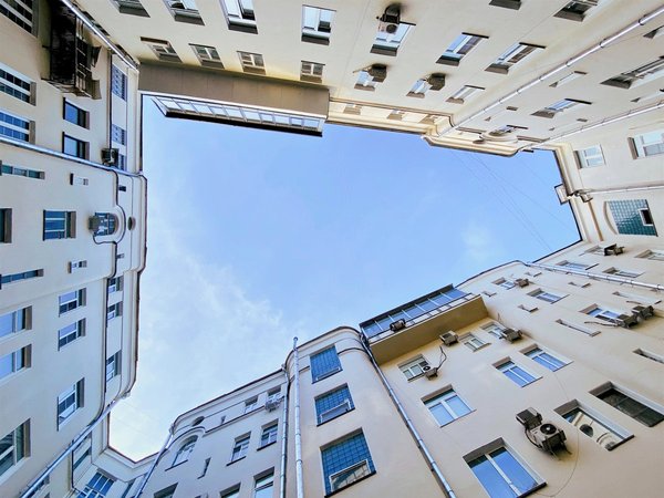 Дворы, парадные и доходные дома Москвы