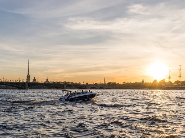 К Финскому заливу на закат — на групповой водной прогулке