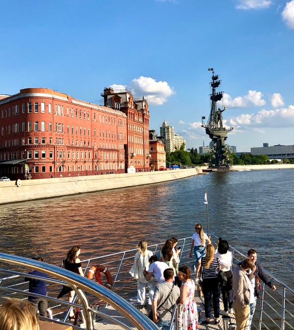 Экскурсия по Москве-реке на роскошном корабле (билеты отдельно)