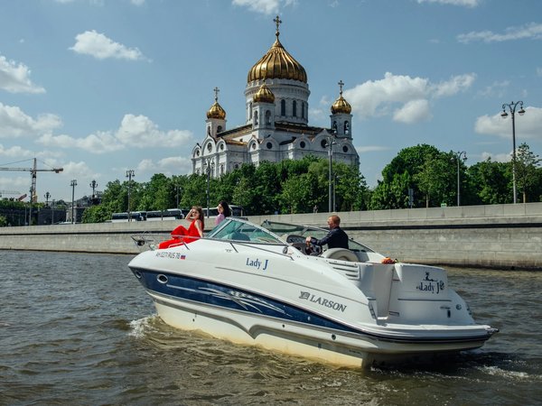 На каютной яхте «Вальяжная» по центру Москвы