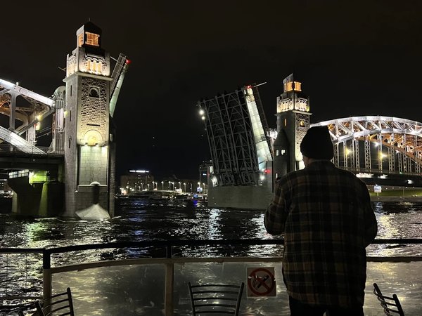 Ночной круиз на разводные мосты с дискотекой на теплоходе - фото 1