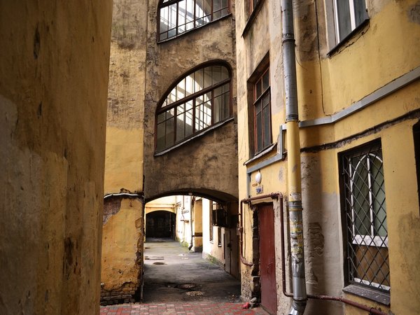 В поисках самого яркого двора Петербурга - фото 3