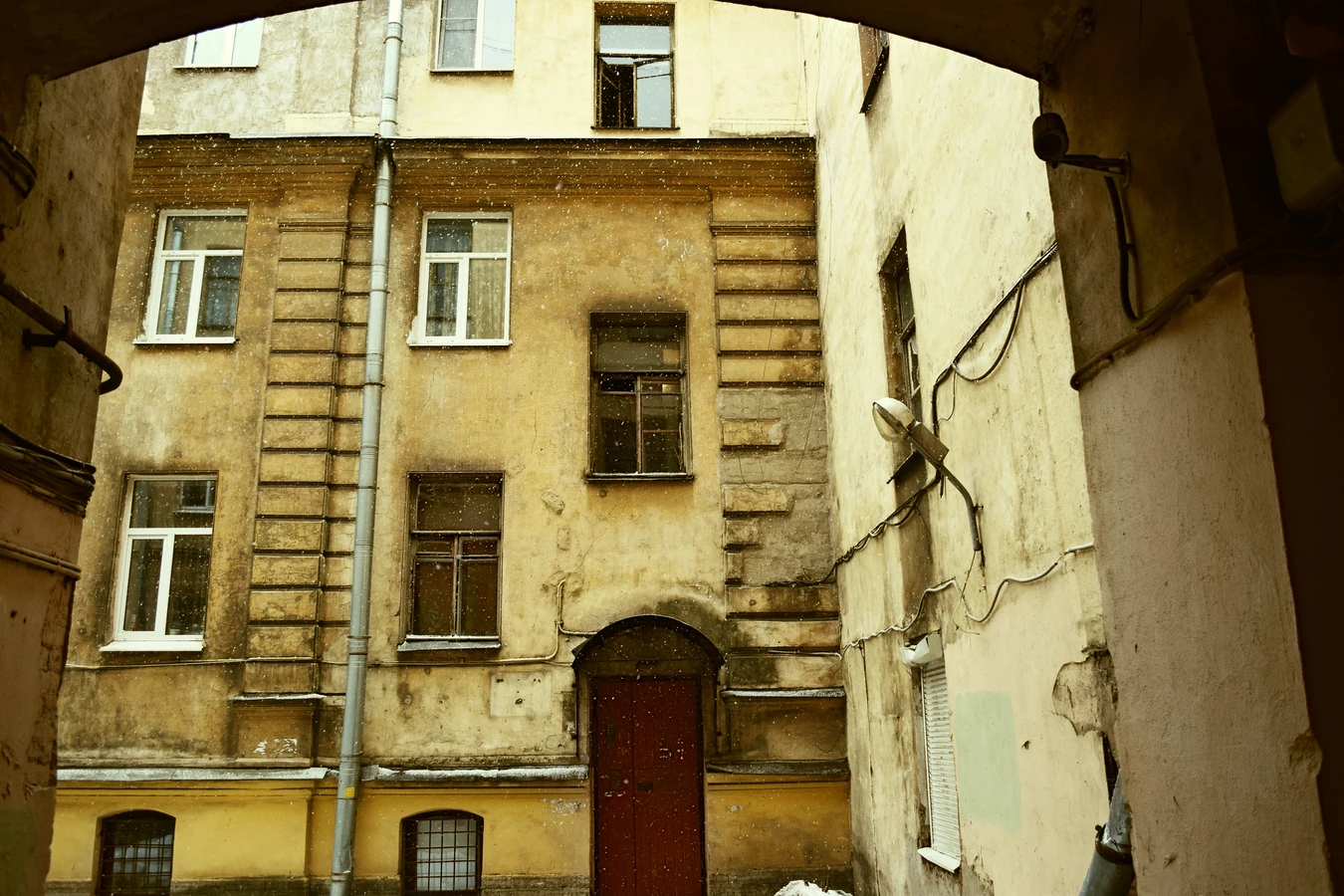 В поисках самого яркого двора Петербурга