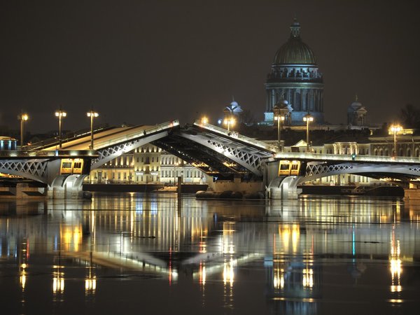 Ночной круиз вдоль парадных набережных и разведённых мостов Санкт-Петербурга
