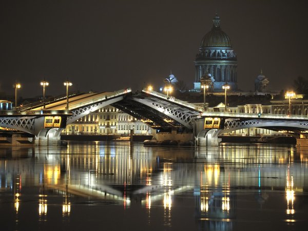 Ночной круиз вдоль парадных набережных и разведённых мостов Санкт-Петербурга - фото 1