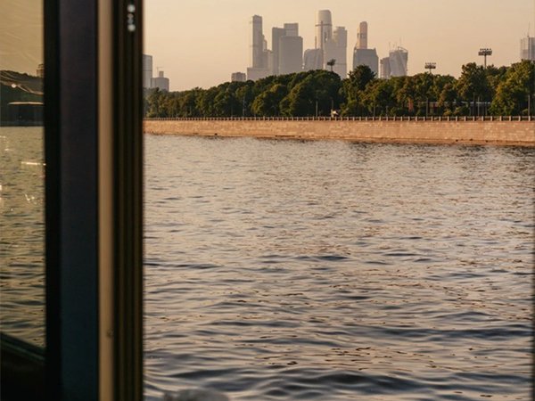 От причала в Москва-Сити — на дизайнерском теплоходе - фото 2