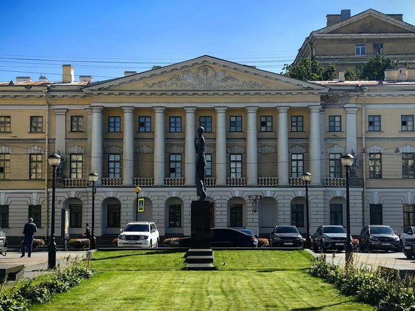 По Литейной части Петербурга до Смольного монастыря: путь к образованию женщин в России - фото 2