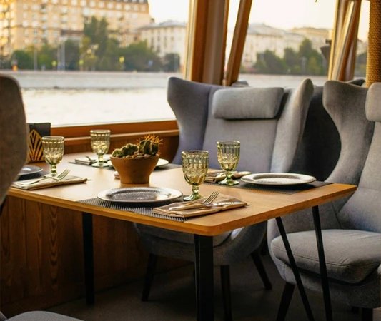 От Крымского моста — на дизайнерском теплоходе